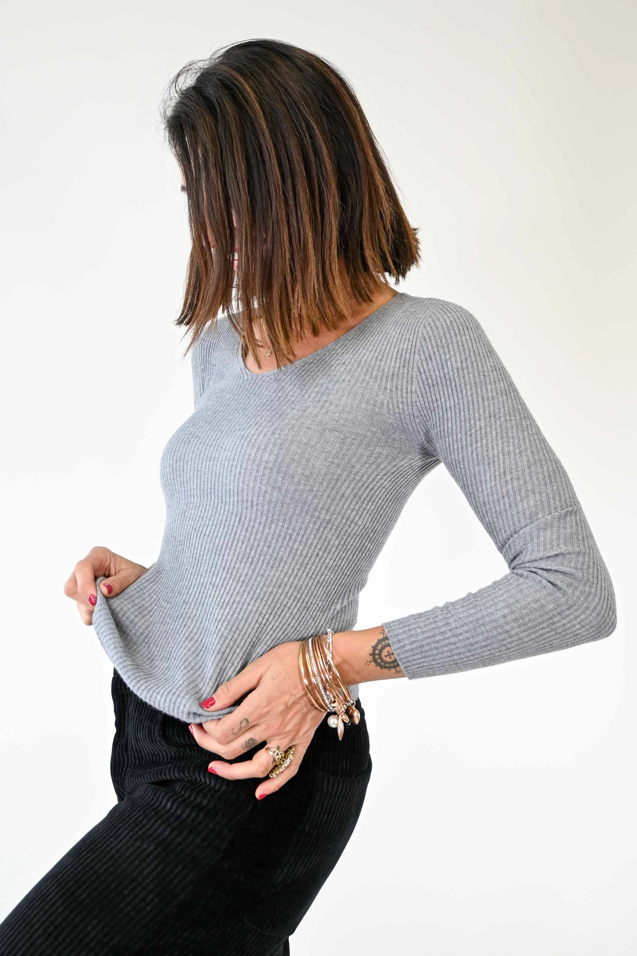 MAGLIA SCOLLO V A COSTINE ELASTICIZZATA COLOR GRIGIO